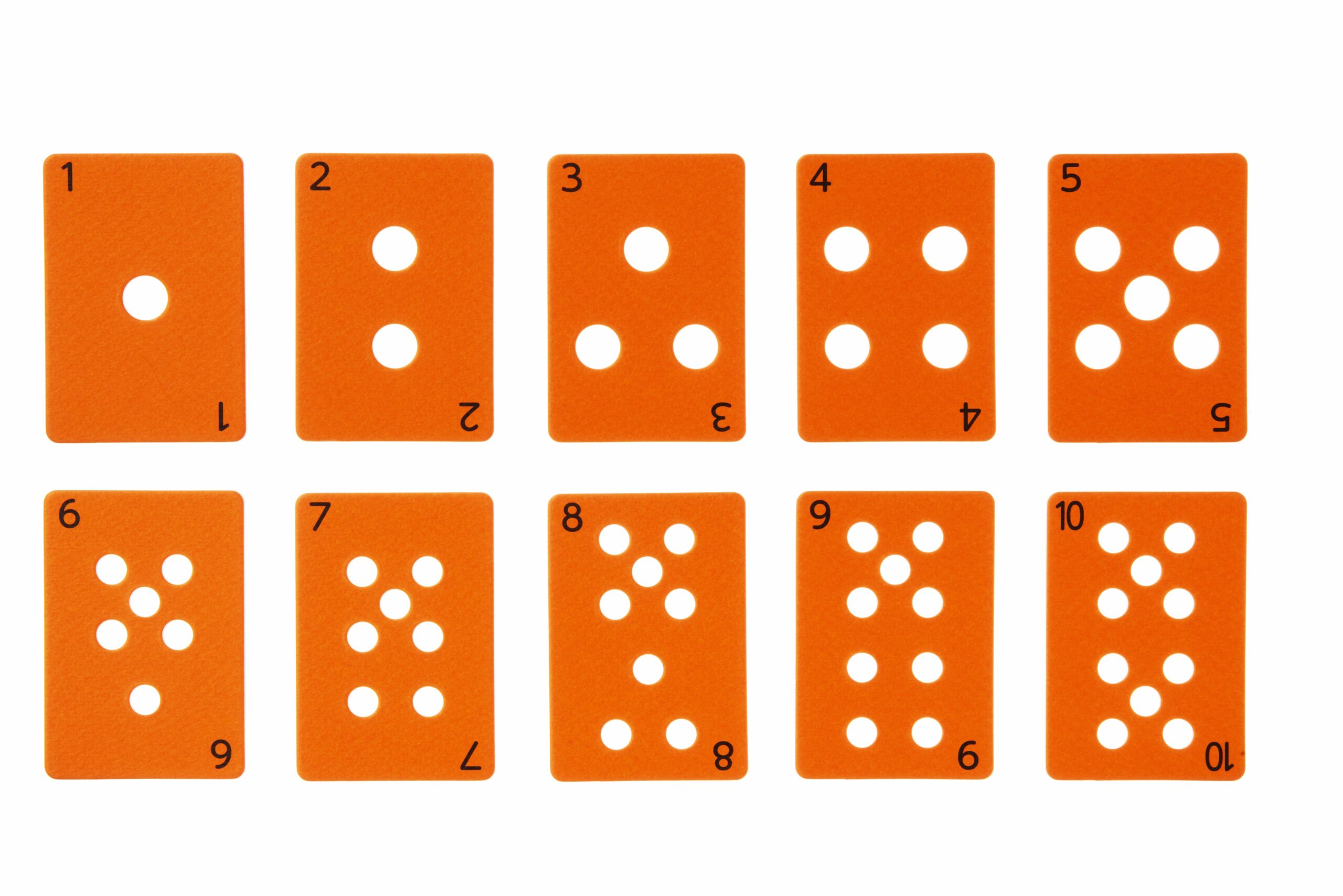 1から10までの丸い穴が開いたカード