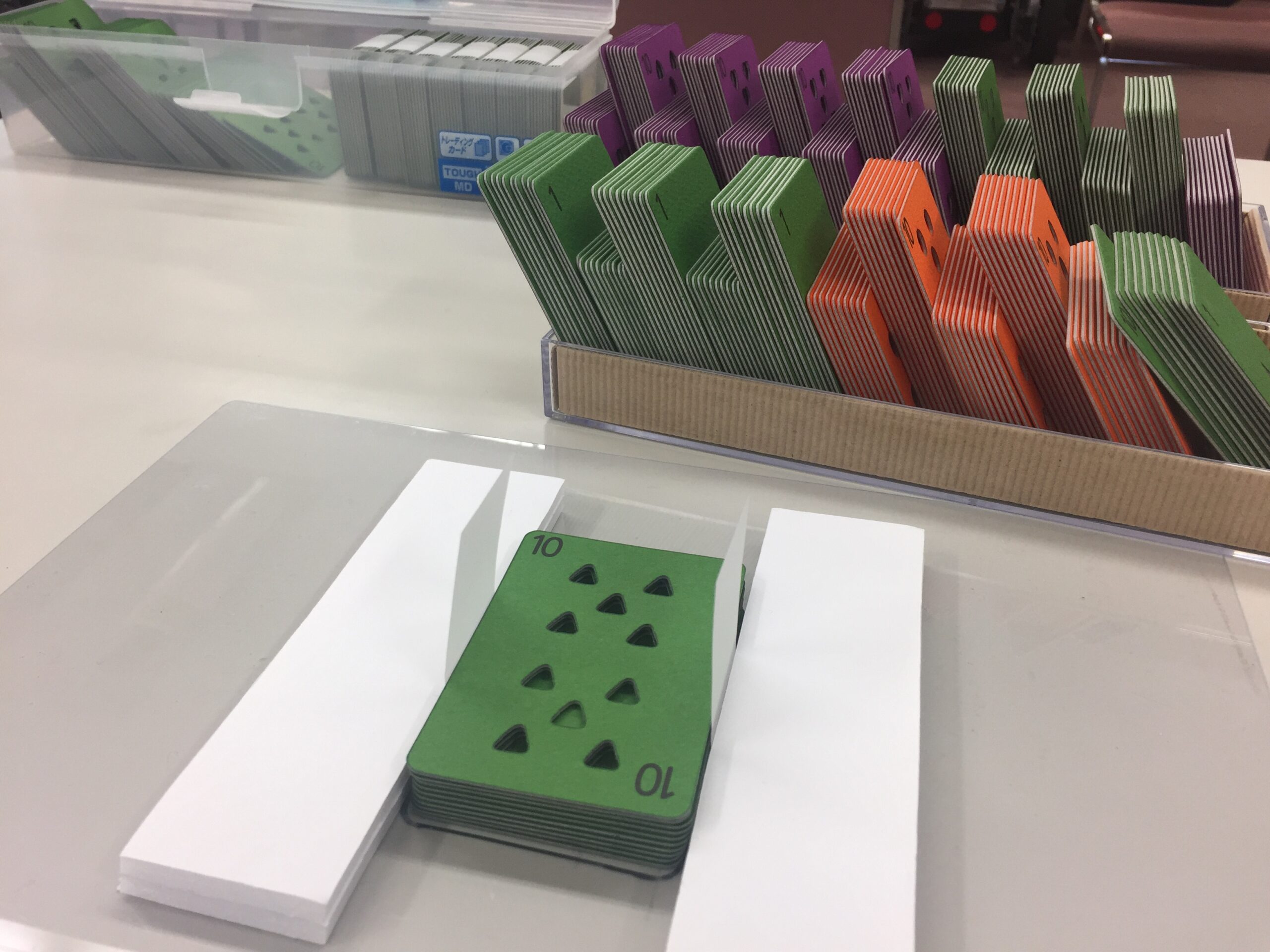 えだ福祉ホームで作業しやすいよう工夫されたカードの検品と箱詰め作業