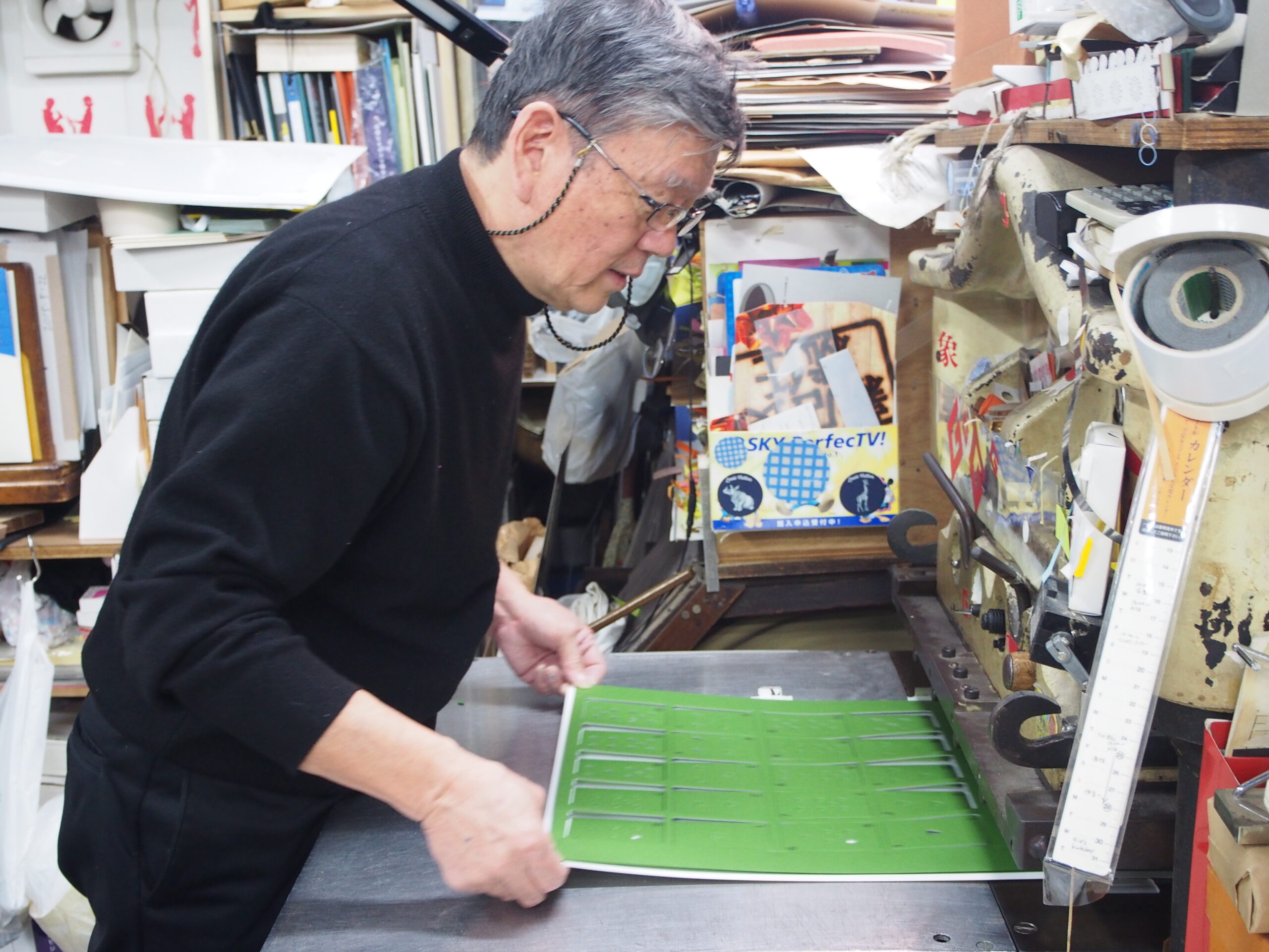 職人によるこどもトランプ1to10の打ち抜き作業