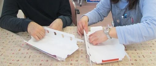 えだ福祉ホームでこどもトランプ1to10の商品づくりに取り組む様子