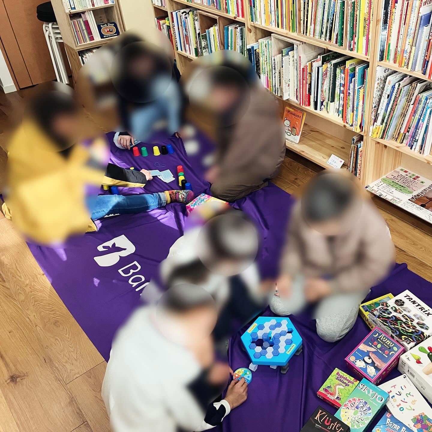本屋わわわでアナログゲームを楽しむ様子
